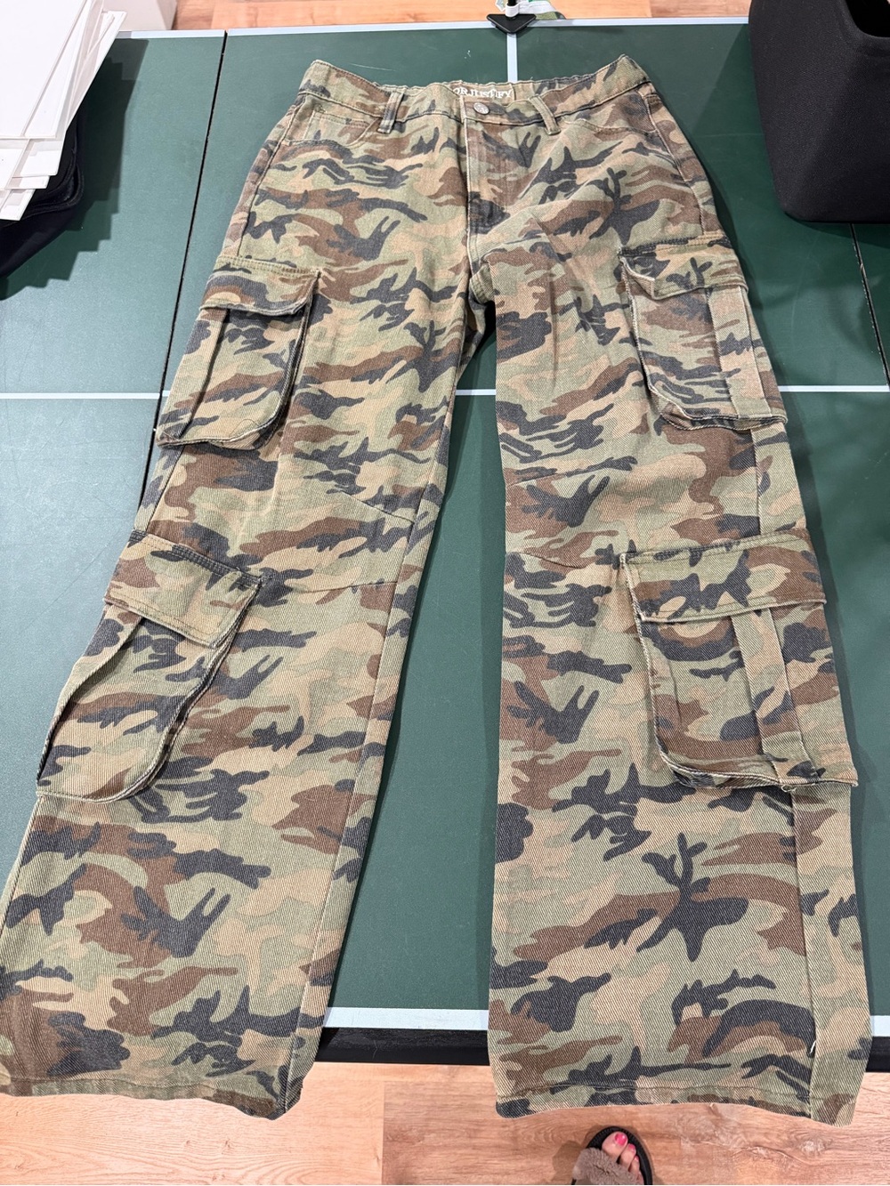 Wide-Leg Cargo Jeans in Camo